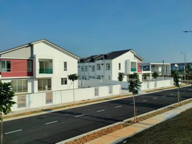 SEREMBAN, MALAYSIA -APRIL 16, 2020: Malezya 'da yapım aşamasında olan yeni çift katlı teras evine odaklandı. Modern ve çağdaş stili olan bir mimar tarafından tasarlandı.. 