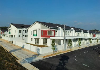 SEREMBAN, MALAYSIA -APRIL 16, 2020: Malezya 'da yapım aşamasında olan yeni çift katlı teras evine odaklandı. Modern ve çağdaş stili olan bir mimar tarafından tasarlandı.. 