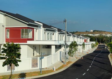 SEREMBAN, MALAYSIA -APRIL 16, 2020: Malezya 'da yapım aşamasında olan yeni çift katlı teras evine odaklandı. Modern ve çağdaş stili olan bir mimar tarafından tasarlandı.. 