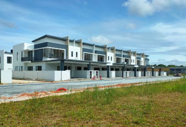 SEREMBAN, MALAYSIA -APRIL 16, 2020: Malezya 'da yapım aşamasında olan yeni çift katlı teras evine odaklandı. Modern ve çağdaş stili olan bir mimar tarafından tasarlandı.. 