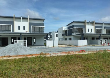 SEREMBAN, MALAYSIA -APRIL 16, 2020: Malezya 'da yapım aşamasında olan yeni çift katlı teras evine odaklandı. Modern ve çağdaş stili olan bir mimar tarafından tasarlandı.. 