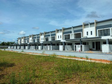 SEREMBAN, MALAYSIA -APRIL 16, 2020: Malezya 'da yapım aşamasında olan yeni çift katlı teras evine odaklandı. Modern ve çağdaş stili olan bir mimar tarafından tasarlandı.. 