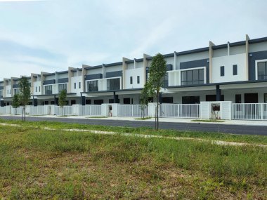 SEREMBAN, MALAYSIA -APRIL 16, 2020: Malezya 'da yapım aşamasında olan yeni çift katlı teras evine odaklandı. Modern ve çağdaş stili olan bir mimar tarafından tasarlandı.. 