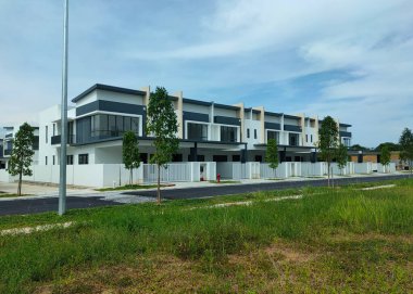SEREMBAN, MALAYSIA -APRIL 16, 2020: Malezya 'da yapım aşamasında olan yeni çift katlı teras evine odaklandı. Modern ve çağdaş stili olan bir mimar tarafından tasarlandı.. 
