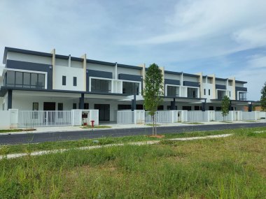 SEREMBAN, MALAYSIA -APRIL 16, 2020: Malezya 'da yapım aşamasında olan yeni çift katlı teras evine odaklandı. Modern ve çağdaş stili olan bir mimar tarafından tasarlandı.. 