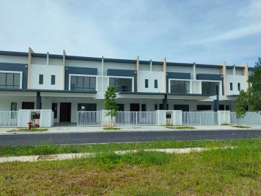 SEREMBAN, MALAYSIA -APRIL 16, 2020: Malezya 'da yapım aşamasında olan yeni çift katlı teras evine odaklandı. Modern ve çağdaş stili olan bir mimar tarafından tasarlandı.. 