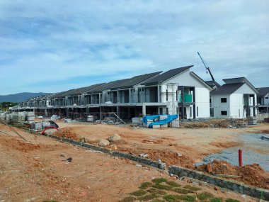 SEREMBAN, MALAYSIA -APRIL 16, 2020: Malezya 'da yapım aşamasında olan yeni çift katlı teras evine odaklandı. Modern ve çağdaş stili olan bir mimar tarafından tasarlandı.. 