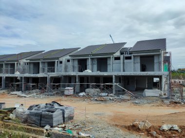 SEREMBAN, MALAYSIA -APRIL 16, 2020: Malezya 'da yapım aşamasında olan yeni çift katlı teras evine odaklandı. Modern ve çağdaş stili olan bir mimar tarafından tasarlandı.. 