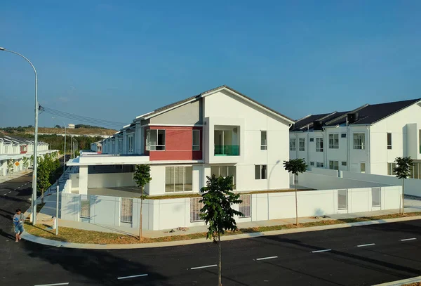 SEREMBAN, MALAYSIA -APRIL 16, 2020: Malezya 'da yapım aşamasında olan yeni çift katlı teras evine odaklandı. Modern ve çağdaş stili olan bir mimar tarafından tasarlandı.. 