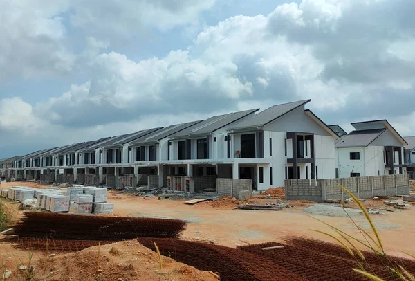 SEREMBAN, MALAYSIA -APRIL 16, 2020: Malezya 'da yapım aşamasında olan yeni çift katlı teras evine odaklandı. Modern ve çağdaş stili olan bir mimar tarafından tasarlandı.. 