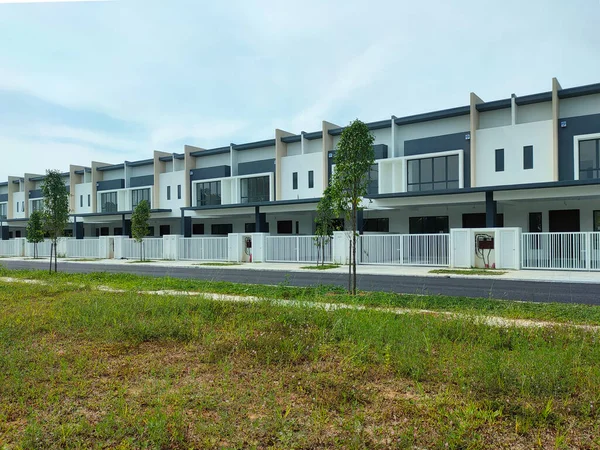 SEREMBAN, MALAYSIA -APRIL 16, 2020: Malezya 'da yapım aşamasında olan yeni çift katlı teras evine odaklandı. Modern ve çağdaş stili olan bir mimar tarafından tasarlandı.. 