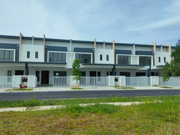 SEREMBAN, MALAYSIA -APRIL 16, 2020: Malezya 'da yapım aşamasında olan yeni çift katlı teras evine odaklandı. Modern ve çağdaş stili olan bir mimar tarafından tasarlandı.. 