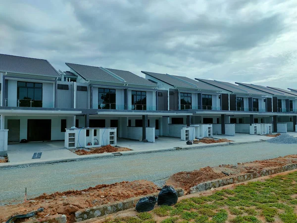 SEREMBAN, MALAYSIA -APRIL 16, 2020: Malezya 'da yapım aşamasında olan yeni çift katlı teras evine odaklandı. Modern ve çağdaş stili olan bir mimar tarafından tasarlandı.. 