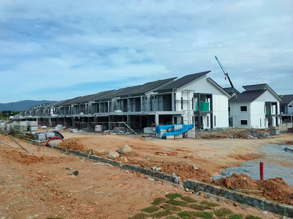 SEREMBAN, MALAYSIA -APRIL 16, 2020: Malezya 'da yapım aşamasında olan yeni çift katlı teras evine odaklandı. Modern ve çağdaş stili olan bir mimar tarafından tasarlandı.. 