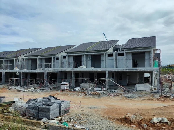 SEREMBAN, MALAYSIA -APRIL 16, 2020: Malezya 'da yapım aşamasında olan yeni çift katlı teras evine odaklandı. Modern ve çağdaş stili olan bir mimar tarafından tasarlandı.. 