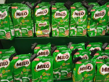 JOHOR, MALAYSIA - 2 Haziran 2021: Seçici olarak Nestle markasından milo içecek tozu türü üzerinde duruldu. Bu içki Malezya 'da popülerdir ve yurt dışında giderek popülerdir. Malt ve çikolata özlerine dayanarak..