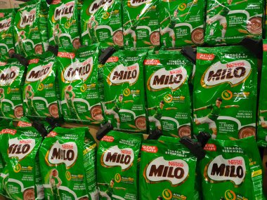 JOHOR, MALAYSIA - 2 Haziran 2021: Seçici olarak Nestle markasından milo içecek tozu türü üzerinde duruldu. Bu içki Malezya 'da popülerdir ve yurt dışında giderek popülerdir. Malt ve çikolata özlerine dayanarak..