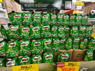 JOHOR, MALAYSIA - 2 Haziran 2021: Seçici olarak Nestle markasından milo içecek tozu türü üzerinde duruldu. Bu içki Malezya 'da popülerdir ve yurt dışında giderek popülerdir. Malt ve çikolata özlerine dayanarak..