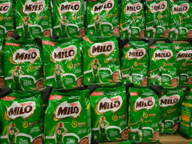 JOHOR, MALAYSIA - 2 Haziran 2021: Seçici olarak Nestle markasından milo içecek tozu türü üzerinde duruldu. Bu içki Malezya 'da popülerdir ve yurt dışında giderek popülerdir. Malt ve çikolata özlerine dayanarak..