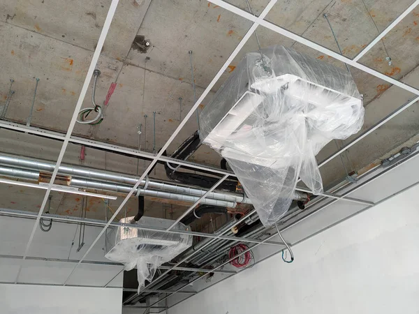 セランゴール マレーシア 2021年3月5日天井カセットエアコンの設置 天井に取り付けられ スペースをより効率的に冷却する能力を持っています — ストック写真