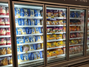 JOHOR, MALAYSIA - 3 Mart 2021: Ticari markalaşmış paketlerde patates kızartmasına odaklandı ve süpermarketlerde satıldı. Tazeliği sağlamak için soğutucuya yerleştirin. Fiyat etiketi ile etiketlenmiş. 