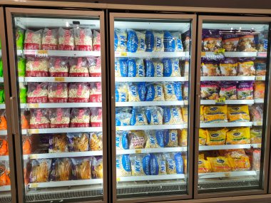 JOHOR, MALAYSIA - 3 Mart 2021: Ticari markalaşmış paketlerde patates kızartmasına odaklandı ve süpermarketlerde satıldı. Tazeliği sağlamak için soğutucuya yerleştirin. Fiyat etiketi ile etiketlenmiş. 