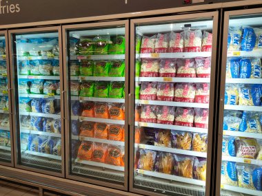 JOHOR, MALAYSIA - 3 Mart 2021: Ticari markalaşmış paketlerde patates kızartmasına odaklandı ve süpermarketlerde satıldı. Tazeliği sağlamak için soğutucuya yerleştirin. Fiyat etiketi ile etiketlenmiş. 