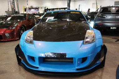 KUALA LUMPUR, MALAYSIA - 2 Haziran 2021: Büyük bir galeride müşterilere yüksek performanslı araba gösteriliyor. Bazılarında yarış aksesuarları var.