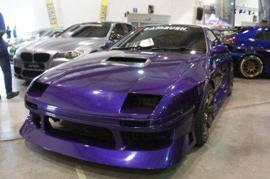 KUALA LUMPUR, MALAYSIA - 2 Haziran 2021: Büyük bir galeride müşterilere yüksek performanslı araba gösteriliyor. Bazılarında yarış aksesuarları var.