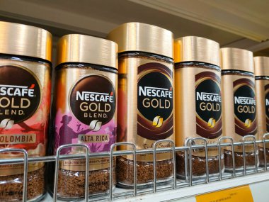 PENANG, MALAYSIA - 2 Ekim 2021: Ticari olarak işlenmiş ve şişelenmiş kahve çekirdeklerine odaklandı. Satılık. Fiyat etiketi ile etiketlenmiş.