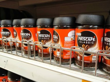 PENANG, MALAYSIA - 2 Ekim 2021: Ticari olarak işlenmiş ve şişelenmiş kahve çekirdeklerine odaklandı. Satılık. Fiyat etiketi ile etiketlenmiş.