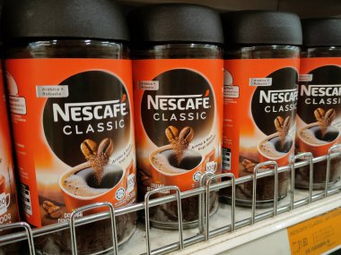 PENANG, MALAYSIA - 2 Ekim 2021: Ticari olarak işlenmiş ve şişelenmiş kahve çekirdeklerine odaklandı. Satılık. Fiyat etiketi ile etiketlenmiş.