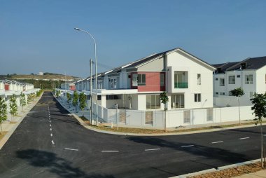 PenANG, MALAYSIA - 26 Temmuz 2021: Malezya 'da yapım aşamasında olan yeni çift katlı teras evine odaklandı. Modern ve çağdaş stili olan bir mimar tarafından tasarlandı..