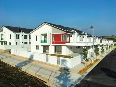 PenANG, MALAYSIA - 26 Temmuz 2021: Malezya 'da yapım aşamasında olan yeni çift katlı teras evine odaklandı. Modern ve çağdaş stili olan bir mimar tarafından tasarlandı..