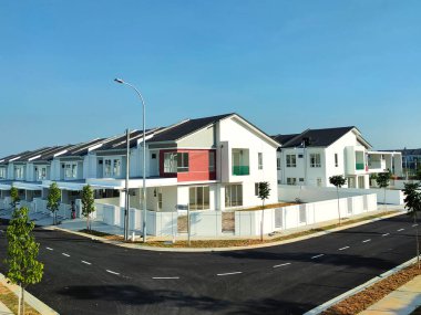 PenANG, MALAYSIA - 26 Temmuz 2021: Malezya 'da yapım aşamasında olan yeni çift katlı teras evine odaklandı. Modern ve çağdaş stili olan bir mimar tarafından tasarlandı..