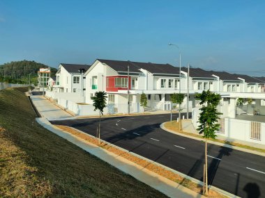 PenANG, MALAYSIA - 26 Temmuz 2021: Malezya 'da yapım aşamasında olan yeni çift katlı teras evine odaklandı. Modern ve çağdaş stili olan bir mimar tarafından tasarlandı..