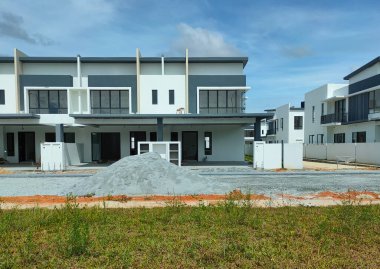 PenANG, MALAYSIA - 26 Temmuz 2021: Malezya 'da yapım aşamasında olan yeni çift katlı teras evine odaklandı. Modern ve çağdaş stili olan bir mimar tarafından tasarlandı..