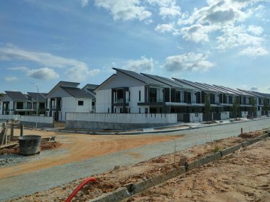 PenANG, MALAYSIA - 26 Temmuz 2021: Malezya 'da yapım aşamasında olan yeni çift katlı teras evine odaklandı. Modern ve çağdaş stili olan bir mimar tarafından tasarlandı..