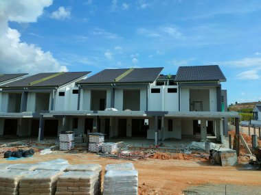 PenANG, MALAYSIA - 26 Temmuz 2021: Malezya 'da yapım aşamasında olan yeni çift katlı teras evine odaklandı. Modern ve çağdaş stili olan bir mimar tarafından tasarlandı..