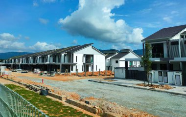 PenANG, MALAYSIA - 26 Temmuz 2021: Malezya 'da yapım aşamasında olan yeni çift katlı teras evine odaklandı. Modern ve çağdaş stili olan bir mimar tarafından tasarlandı..