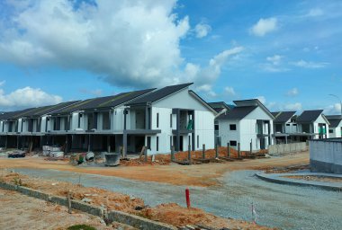 PenANG, MALAYSIA - 26 Temmuz 2021: Malezya 'da yapım aşamasında olan yeni çift katlı teras evine odaklandı. Modern ve çağdaş stili olan bir mimar tarafından tasarlandı..