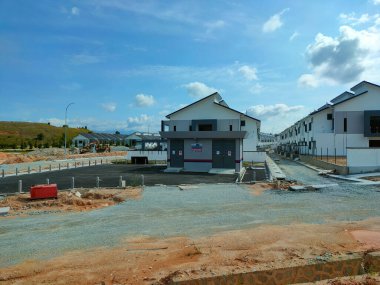 PenANG, MALAYSIA - 26 Temmuz 2021: Malezya 'da yapım aşamasında olan yeni çift katlı teras evine odaklandı. Modern ve çağdaş stili olan bir mimar tarafından tasarlandı..