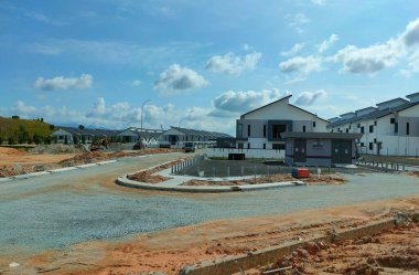 PenANG, MALAYSIA - 26 Temmuz 2021: Malezya 'da yapım aşamasında olan yeni çift katlı teras evine odaklandı. Modern ve çağdaş stili olan bir mimar tarafından tasarlandı..