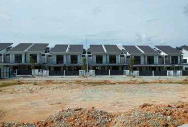 PenANG, MALAYSIA - 26 Temmuz 2021: Malezya 'da yapım aşamasında olan yeni çift katlı teras evine odaklandı. Modern ve çağdaş stili olan bir mimar tarafından tasarlandı..