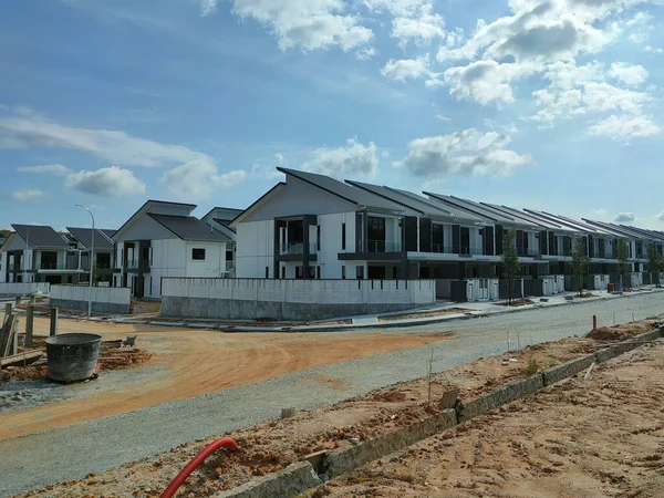 PenANG, MALAYSIA - 26 Temmuz 2021: Malezya 'da yapım aşamasında olan yeni çift katlı teras evine odaklandı. Modern ve çağdaş stili olan bir mimar tarafından tasarlandı..