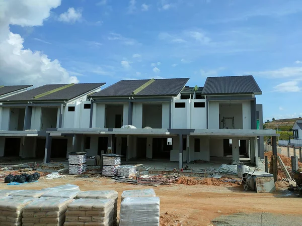 PenANG, MALAYSIA - 26 Temmuz 2021: Malezya 'da yapım aşamasında olan yeni çift katlı teras evine odaklandı. Modern ve çağdaş stili olan bir mimar tarafından tasarlandı..