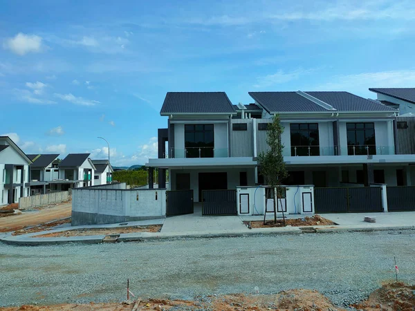 PenANG, MALAYSIA - 26 Temmuz 2021: Malezya 'da yapım aşamasında olan yeni çift katlı teras evine odaklandı. Modern ve çağdaş stili olan bir mimar tarafından tasarlandı..