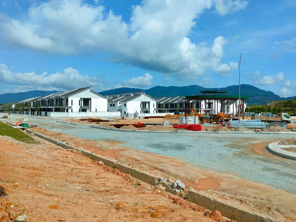 PenANG, MALAYSIA - 26 Temmuz 2021: Malezya 'da yapım aşamasında olan yeni çift katlı teras evine odaklandı. Modern ve çağdaş stili olan bir mimar tarafından tasarlandı..