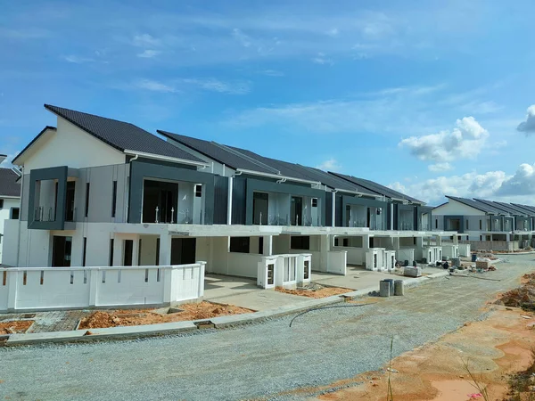 PenANG, MALAYSIA - 26 Temmuz 2021: Malezya 'da yapım aşamasında olan yeni çift katlı teras evine odaklandı. Modern ve çağdaş stili olan bir mimar tarafından tasarlandı..