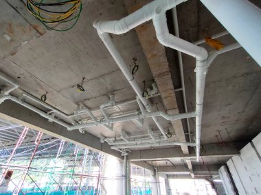 PenANG, MALAYSIA -HAZİRAN 5, 2021: Yukarıdaki tuvaletin kanalizasyon boruları zeminin altından birbirine bağlıdır. Gradyan ve yerçekimi akışına yüklendi. Ana kanalizasyon hattına yönlendirildi.. 